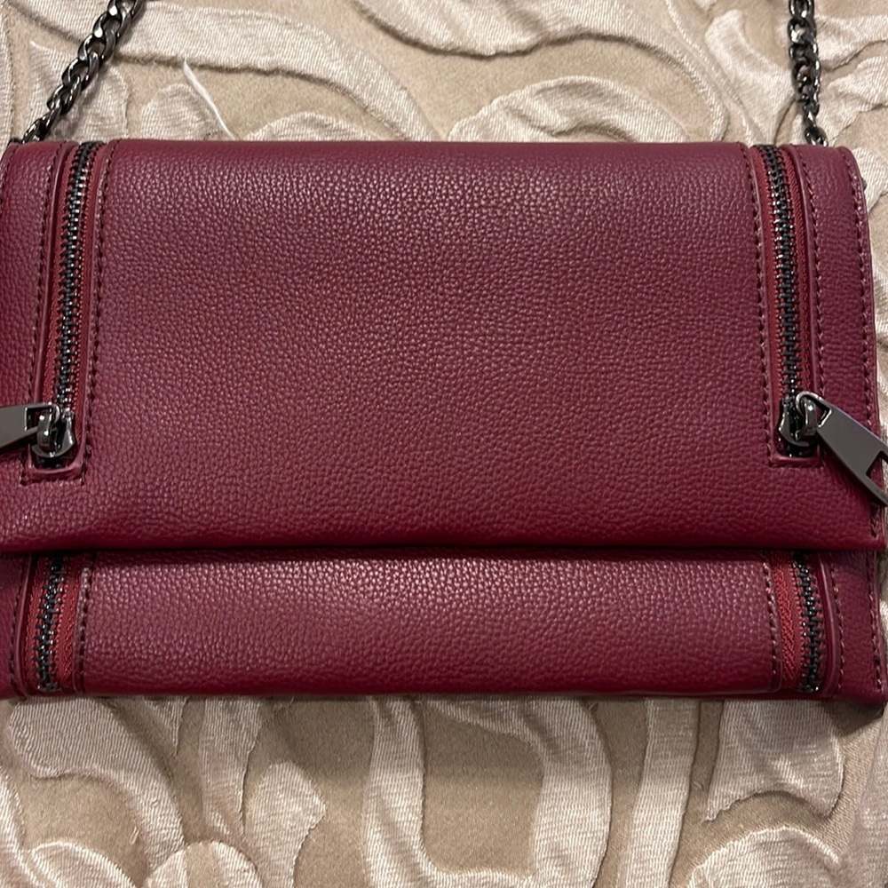 Burgundy pocketbook with zipper detail